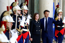 &lt;p&gt;Francúzsky prezident Macron víta moldavskú prezidentku Maiu Sandu pred stretnutím v Elyzejskom paláci v Paríži, 19. mája 2022. FOTO: REUTERS &lt;/p&gt;