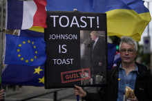 &lt;p&gt;Demonštrácia proti Borisovi Johnsonovi a proti brexitu. FOTO: TASR/AP&lt;/p&gt;