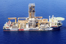 Vrtná loď spoločnosti Energean so sídlom v Londýne začína vŕtať na izraelskom pobrežnom poli zemného plynu Karish v Stredozemnom mori. FOTO: Reuters