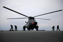Posádka nemeckej fregaty GS Sachen opúšťa helikoptéru počas cvičenia v Baltskom mori. FOTO: Reuters