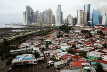 Slum a výškové budovy. FOTO: Reuters