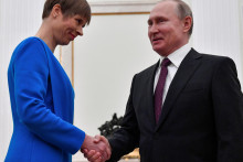 Putin počas stretnutia s estónskou prezidentkou Kersti Kaljulaid v roku 2019. FOTO: Reuters