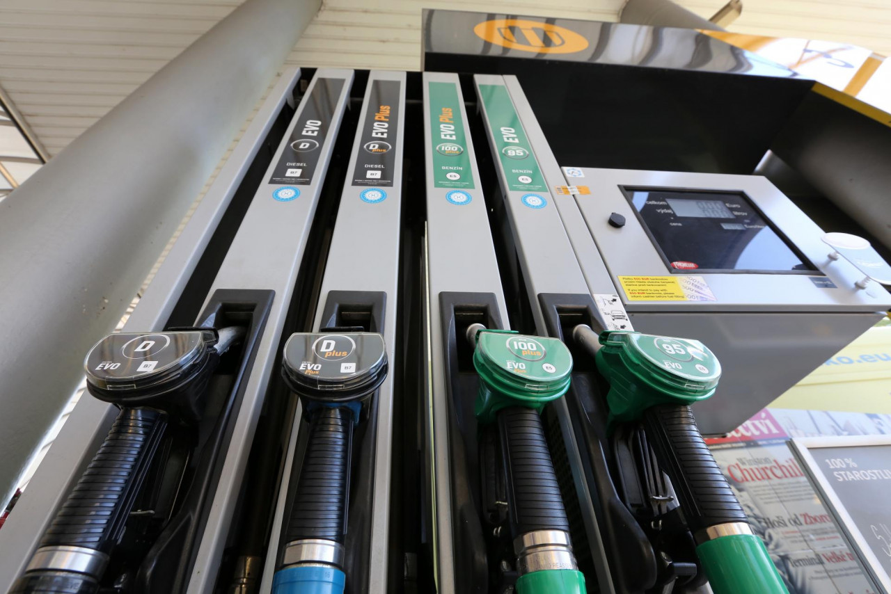 Цена на бензин пробила рекордный потолок. Водители также будут доплачивать за дизельное топливо