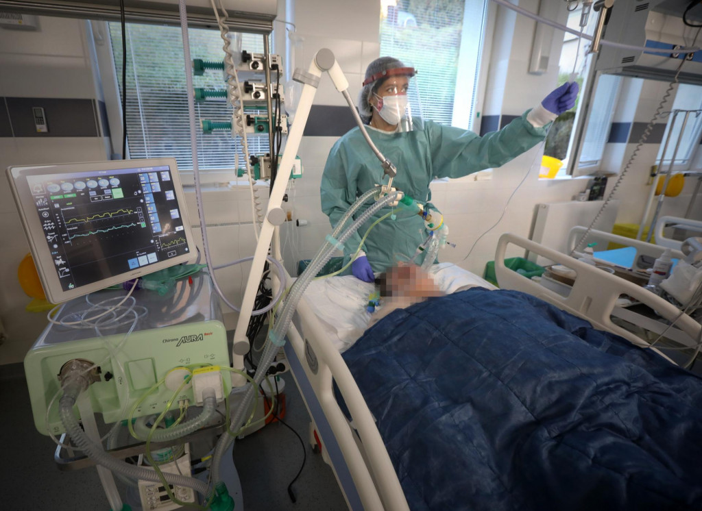 &lt;p&gt;Pacient nakazený vírusom COVID-19 je hospitalizovaný v nemocnici AGEL vo Zvolene. FOTO: Pavol Funtál&lt;/p&gt;