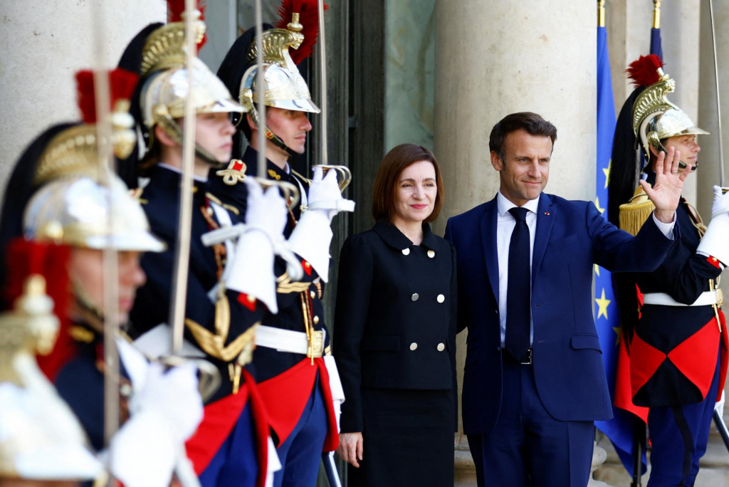 Francúzsky prezident Macron víta moldavskú prezidentku Maiu Sandu pred stretnutím v Elyzejskom paláci v Paríži, 19. mája 2022. FOTO: REUTERS
