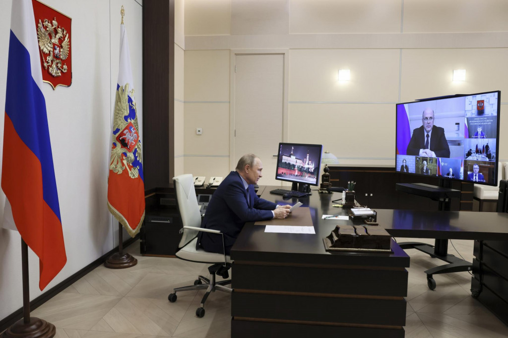 Ruský prezident Vladimir Putin počas videokonferencie o ekonomických otázkach v rezidencii Novo-Ogaryovo neďaleko Moskvy 7. júna 2022. FOTO: TASR/AP
