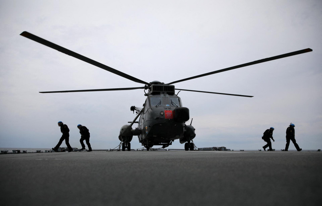 &lt;p&gt;Posádka nemeckej fregaty GS Sachen opúšťa helikoptéru počas cvičenia v Baltskom mori. FOTO: Reuters &lt;/p&gt;