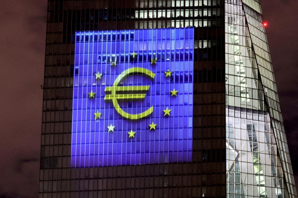 Symbol eura vysvietený na budove Európskej centrálnej banky. FOTO: REUTERS
