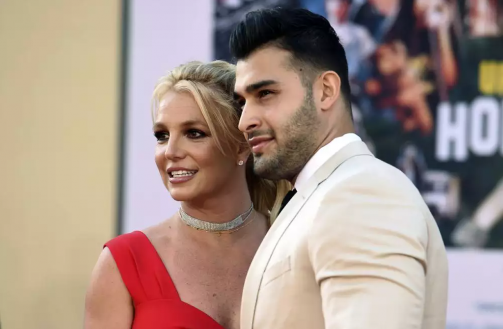 &lt;p&gt;Britney Spearsová sa vo štvrtok vydala za svojho dlhoročného partnera, o 12 rokov mladšieho herca iránskeho pôvodu Sama Asghariho. SNÍMKA: TASR/AP&lt;/p&gt;