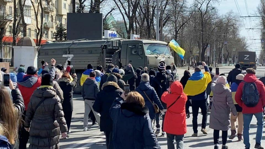 &lt;p&gt;Demonštranti skandujú „choďte domov“ ruským vojenským vozidlám na proukrajinskom zhromaždení uprostred ruskej invázie Chersonu, 20. marec 2022. FOTO: REUTERS&lt;/p&gt;