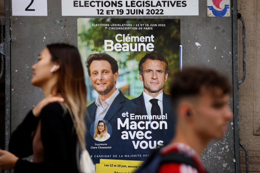 &lt;p&gt;Predvolebný plagát francúzskeho ministra pre európske záležitosti Clementa Beauna, kandidáta prezidentskej väčšiny „Ensemble!”. FOTO: Reuters &lt;/p&gt;
