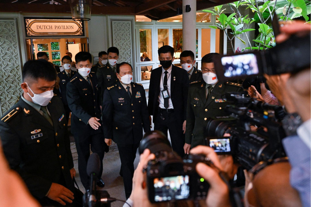 Čínsky štátny radca a minister obrany generál Wei Fenghe odchádza po bilaterálnom stretnutí s americkým ministrom obrany Lloydom Austinom. FOTO: Reuters