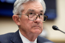 &lt;p&gt;Šéf amerického Fedu Jerome Powell pred bankovým výborom Kongresu. FOTO: Reuters&lt;/p&gt;