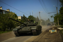 &lt;p&gt;WA 10 - Ukrajinské tanky sa presúvajú do Doneckej oblasti na východe Ukrajiny. FOTO: TASR/AP&lt;br /&gt;
&lt;br /&gt;
 &lt;/p&gt;
