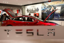 Model auta Tesla. FOTO: REUTERS
