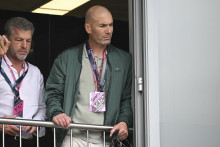 &lt;p&gt;Zinedine Zidane (vpravo) sleduje VC Monaka F1 v Monte Carle. FOTO: TASR/AP&lt;br /&gt;
&lt;br /&gt;
 &lt;/p&gt;