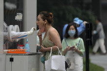 Žena počas testovania na ochorenie COVID-19 v Pekingu 12. júna 2022. FOTO: TASR/AP
