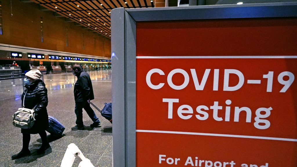 &lt;p&gt;Na archívnej snímke z 21. decembra 2021 cestujúci prechádzajú okolo nápisu testovacie miesto na ochorenie COVID-19 na termináli E letiska Logan v Bostone. FOTO: TASR/AP&lt;br /&gt;
&lt;br /&gt;
 &lt;/p&gt;