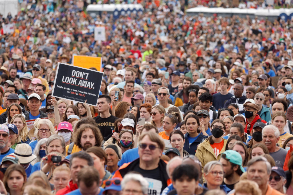 Ľudia sa zúčastňujú zhromaždenia Pochod za naše životy, ktorého cieľom je vyjadriť protest proti držaniu a používaniu zbraní v USA. FOTO: REUTERS

