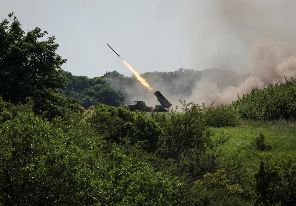Príslušníci ukrajinskej armády odpaľujú viacnásobný raketový systém BM-21 Grad neďaleko mesta Lysyčansk. FOTO: REUTERS