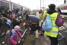 &lt;p&gt;Dobrovoľníci pomáhajú utečencom z Ukrajiny na Slovensku. FOTO: TASR&lt;/p&gt;