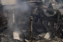 Zničená budova v Charkovskej oblasti, ilustračný obrázok. FOTO: TASR/AP