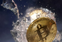 Bitcoin sa topí v problémoch. FOTO: Reuters
