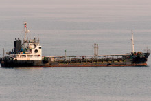 Ruské plavidlo Tantal, ropný/chemický tanker, je videné na mori pri meste Vladivostok na ďalekom východe Ruska. FOTO: Reuters