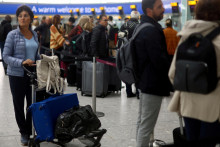 Cestujúci, ktorí čakajú na let, ilustračný obrázok. FOTO: Reuters