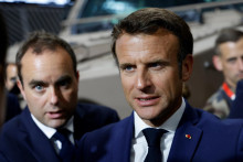 &lt;p&gt;Francúzsky prezident Emmanuel Macron a francúzsky minister obrany Sebastien Lecornu počas ich návštevy obranného a bezpečnostného veľtrhu Eurosatory land v meste Villepinte, severne od Paríža 13. júna 2022. FOTO: TASR/AP&lt;br /&gt;
&lt;br /&gt;
 &lt;/p&gt;