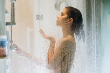 Ktorú časť tela si pri sprchovaní umývate ako prvú?