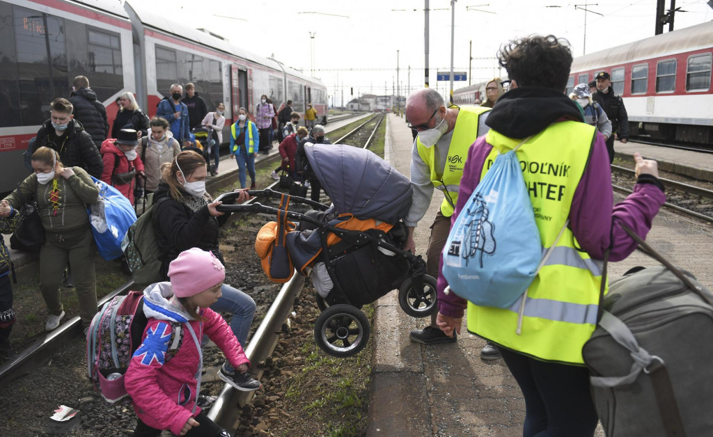 Dobrovoľníci pomáhajú utečencom z Ukrajiny na Slovensku. FOTO: TASR