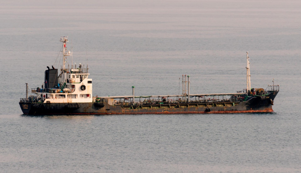 Ruské plavidlo Tantal, ropný/chemický tanker, je videné na mori pri meste Vladivostok na ďalekom východe Ruska. FOTO: Reuters