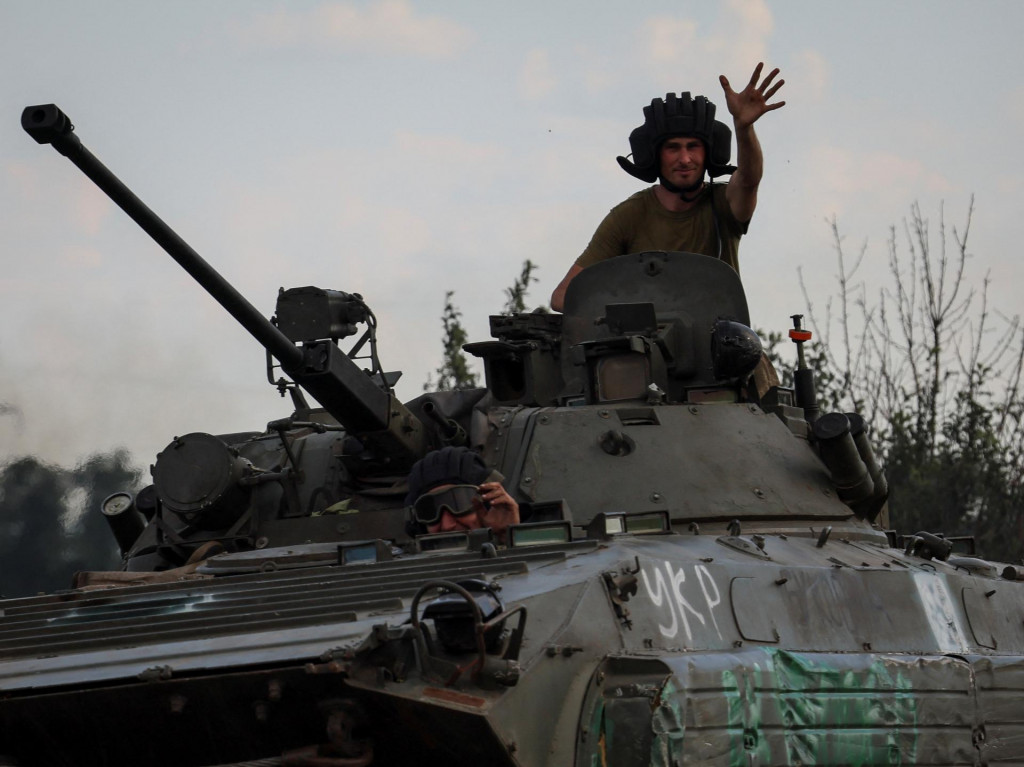 Ukrajinsk&yacute; vojak m&aacute;va z bojov&eacute;ho vozidla pechoty. FOTO: Reuters