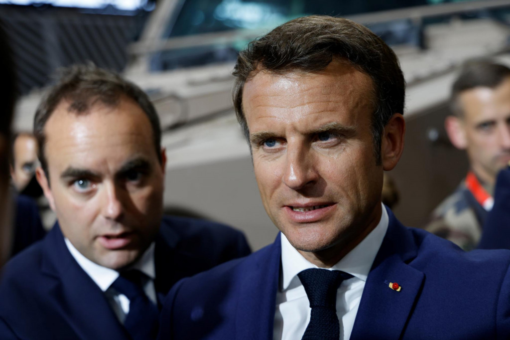 Francúzsky prezident Emmanuel Macron a francúzsky minister obrany Sebastien Lecornu počas ich návštevy obranného a bezpečnostného veľtrhu Eurosatory land v meste Villepinte, severne od Paríža 13. júna 2022. FOTO: TASR/AP

