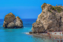 Zrejme najznámejšia pláž celého Cypru, Petra tou Roumiou, sa nachádza na južnom pobreží 25 kilometrov od Pafosu. Práve tu sa bohyňa lásky Afrodita údajne vynorila z vĺn. Pobrežie lemuje skupina skalísk, ktorej sa hovorí Afroditine skaly. FOTO: Pixabay