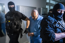 Obžalovaného Tomáša Szabóa eskortovali na proces z väzby.