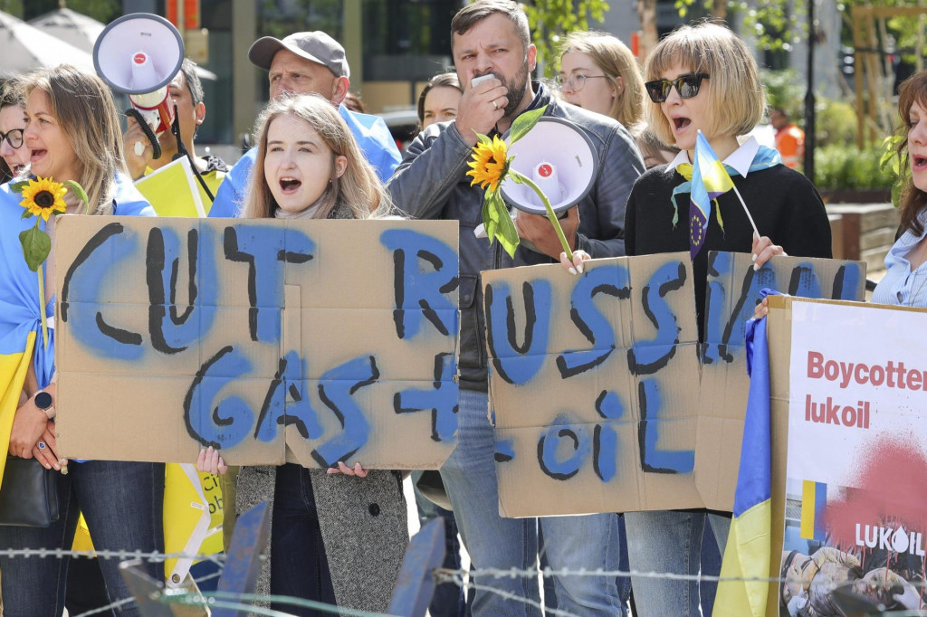 &lt;p&gt;Ukrajinskí demonštranti požadujú embargo na ruský plyn a ropu počas protestu pred inštitúciami Európskej únie.&lt;/p&gt;

&lt;p&gt;FOTO: TASR/AP&lt;/p&gt;