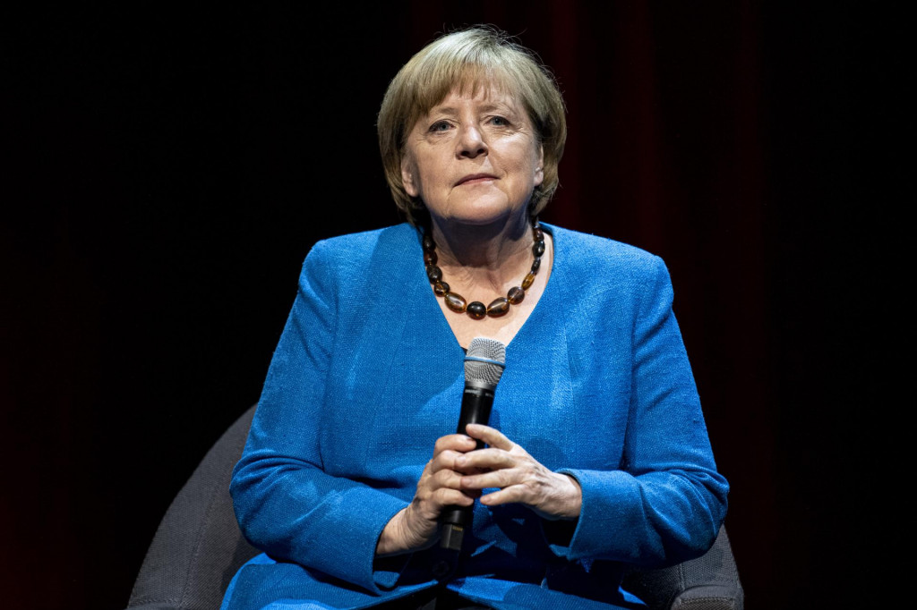 Bývalá nemecká kancelárka Angela Merkelová odpovedá na otázky novinára a spisovateľa Alexandra Osanga. FOTO TASR/DPA