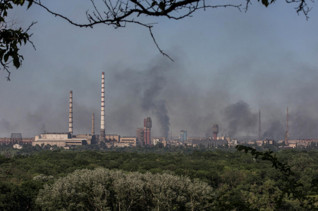 Dym stúpa po vojenskom údere na areál severodoneckej chemickej továrne Azot v meste Lysyčansk. FOTO: Reuters