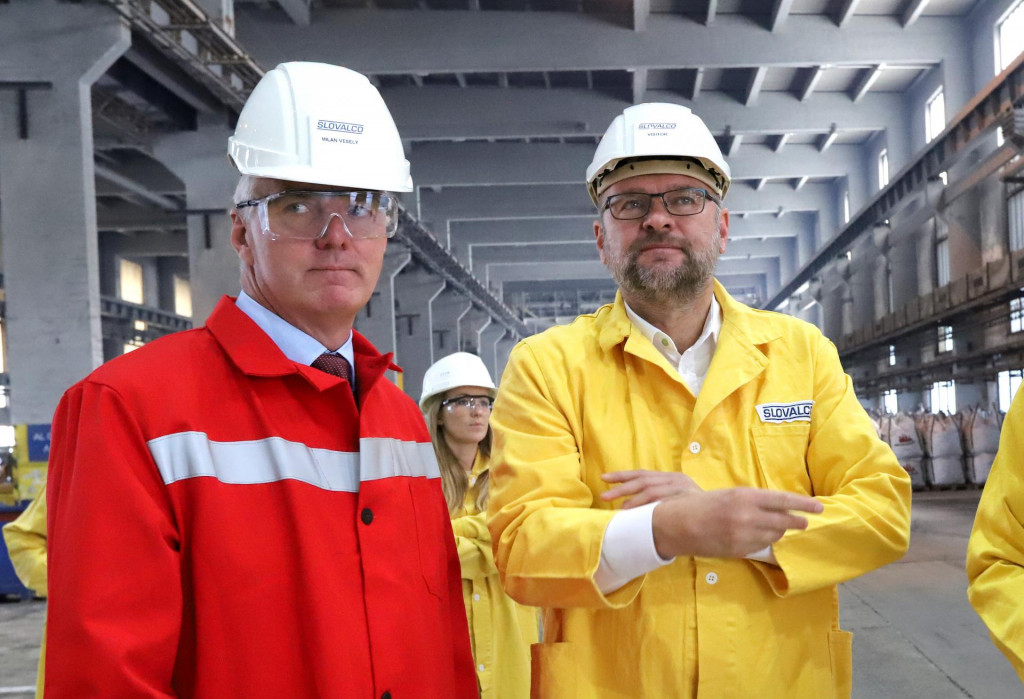 Na sn&iacute;mke zľava gener&aacute;lny riaditeľ Slovalco Milan Vesel&yacute; a minister hospod&aacute;rstva SR Richard Sul&iacute;k. FOTO TASR/J&aacute;n Kro&scaron;l&aacute;k