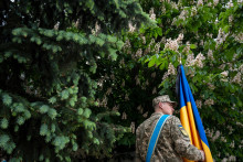 Ukrajinský vojak drží ukrajinskú vlajku počas pohrebu Eduarda Trepylčenka, ktorý bol nedávno zabitý v Charkovskej oblast. FOTO: REUTERS/Viačeslav Ratynskyj