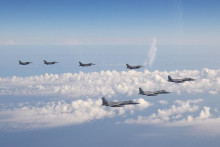 Tri japonské stíhačky typu F-15 a štyri americké stíhačky typu F-16. FOTO: TASR/AP
