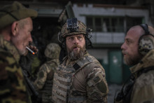 Ukrajinskí vojaci sa rozprávajú počas ťažkých bojov medzi ruskou a ukrajinskou armádou v meste Severodoneck v Luhanskej oblasti na východe Ukrajiny. FOTO: TASR/AP

