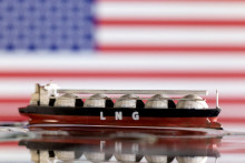 Model tankeru LNG pred americkou vlajkou. FOTO: REUTERS