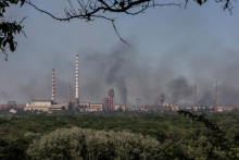 Úder na areál sievierodoneckej chemickej továrne Azot, Lysyčansk, Luhanská oblasť na Ukrajine. FOTO: REUTERS