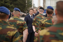 &lt;p&gt;Francúzsky prezident Emmanuel Macron uprostred vojenských príslušníkov belgických síl NATO. FOTO: TASR/AP&lt;/p&gt;