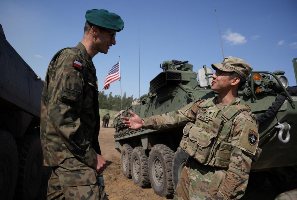 &lt;p&gt;Poľskí a americkí vojaci stoja pri svojich obrnených vozidlách počas vojenského cvičenia jednotiek NATO. FOTO: Reuters &lt;/p&gt;
