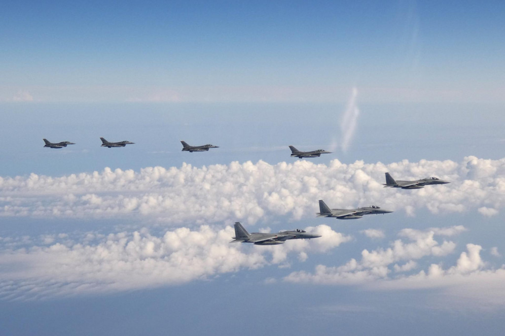 Tri japonské stíhačky typu F-15 a štyri americké stíhačky typu F-16. FOTO: TASR/AP
