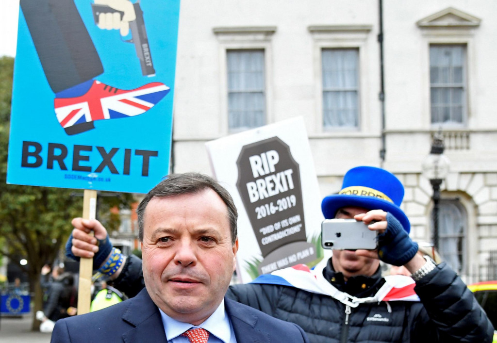 Spoluzakladateľ kampane Leave EU Arron Banks pri demonštrantoch proti Brexitu pred budovou parlamentu v Londýne, 27. marca 2019. FOTO: REUTERS​